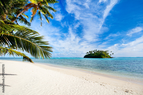 Naklejka na szybę Piękna tropikalna plaża na egzotycznej wyspie na Pacyfiku