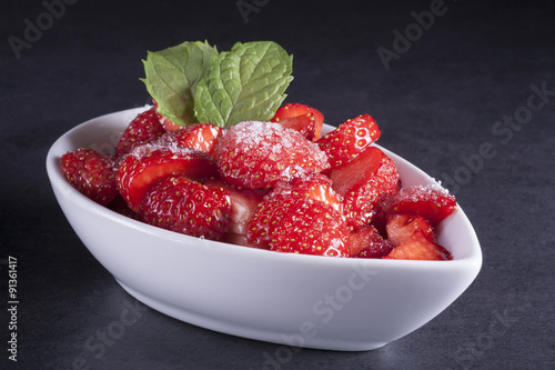 gezuckerte, geschnittene Erdbeeren in weißem Schälchen Stock-Foto ...
