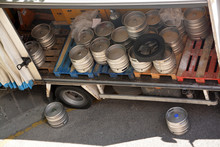 Camión Con Barriles De Cerveza