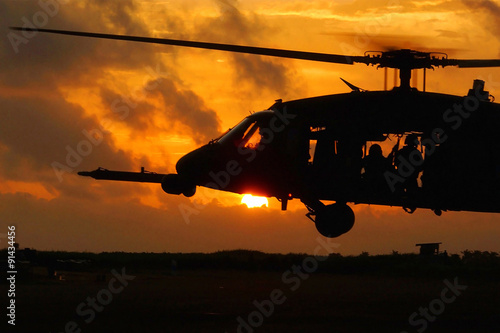 Cuadros en Lienzo Helicóptero soldados al atardecer