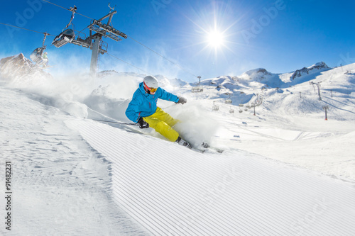 Obrazy Narciarstwo  narciarz-na-nartach-w-wysokich-gorach