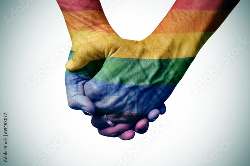 Fotografía Pareja gay de la mano, modelado como la bandera del arco iris