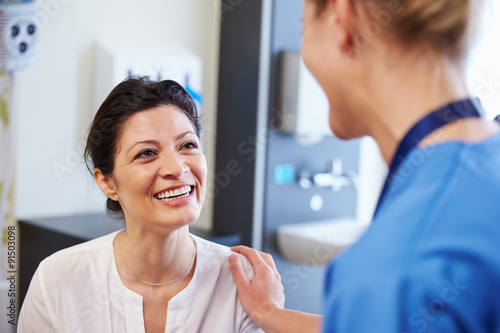 Fotografía Female Patient Being Reassured By Doctor In Hospital Room