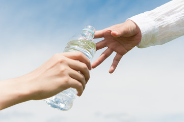  ペットボトルの水 二人の手