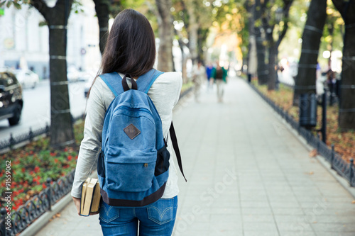 Fotografía Volver la vista vertical de un pie femenino de los estudios