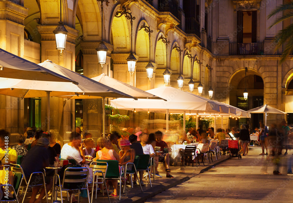 Obraz na płótnie restaurants at Placa Reial in  night. Barcelona w salonie
