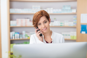 Canvas Print - junge apothekerin berät am telefon