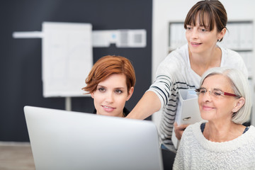 Canvas Print - kolleginnen arbeiten zusammen am computer