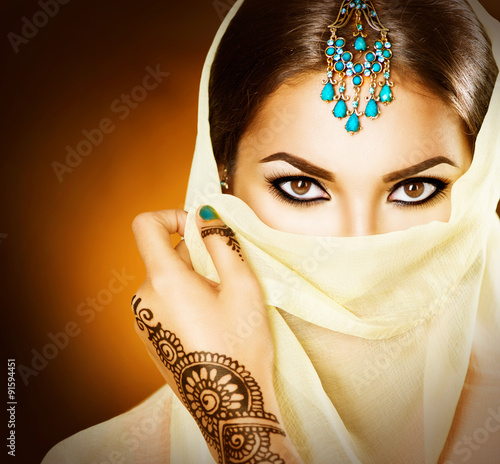 Nowoczesny obraz na płótnie Beautiful indian girl portrait. Young hindu woman with mehndi tattoo