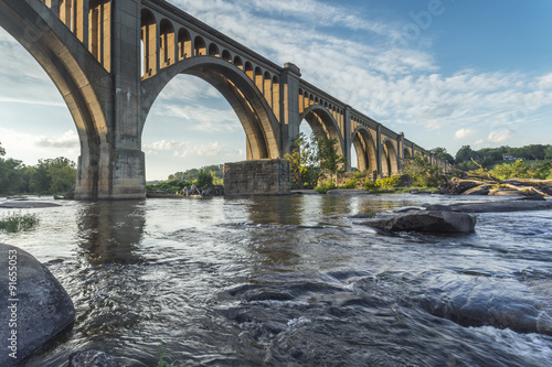 Fotomural This concrete arch railroad bridge spanning the James River was built by the Atlantic Coast Line, Fredericksburg and Potomac Railroad in 1919 to route transportation of freight around Richmond, VA