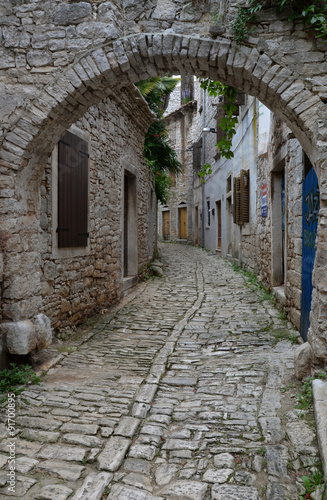 Naklejka - mata magnetyczna na lodówkę Gasse in der Altstadt von Bale, Istrien, Kroatien