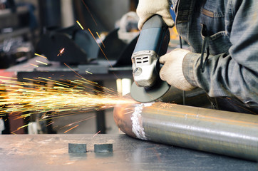 Grinding tool to smooth the weld metal