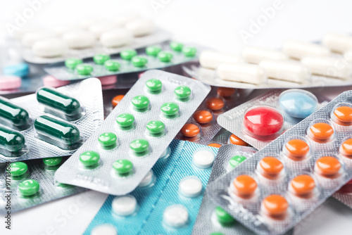 Fotografía Pila de pastillas de colores medicina y cápsulas en blisters