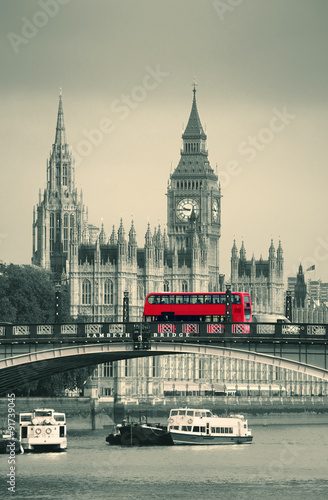 czerwony-londynski-autobus-na-tle-big-bena