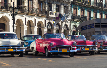 Naklejka na meble Ameriikanische Oldtimer parken in Reihe in Havanna Kuba