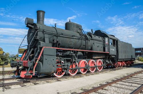 Obraz Dibond TOGLIATTI, ROSJA - WRZESIEŃ. 20, 2015: Lokomotywa silnika parowego typu ER Eh2 zbudowana w Woroszyłowgradzie, Brjanksk, 305 jednostek 1934–1936, wystawiona w Muzeum Technicznym AvtoVAZ w Togliatti, Samara, Rosja