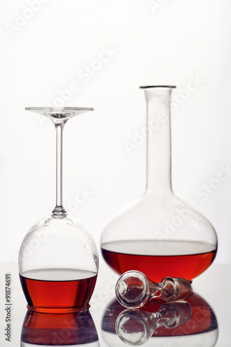 czerwone-wino-w-szklanej-karafce-na-bialym-tle