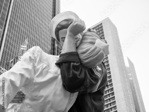 Figure of a sailor kissing a nurse at Times Square in New York плакат