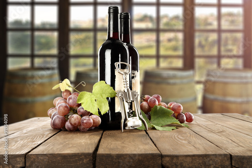 wino-i-dodatki-na-duzym-stole-z-drewnianych-desek