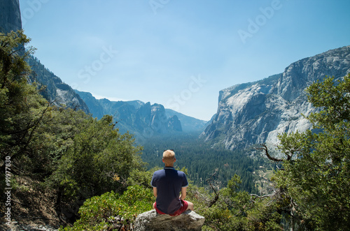 Man looking at idyllic view of Yosemite National Park valley during summer vacat Obraz na płótnie