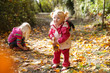 canvas print picture - Kinder spielen mit buntem Herbstlaub
