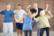 Kurs mit tanzenden Senioren im Fitnesscenter