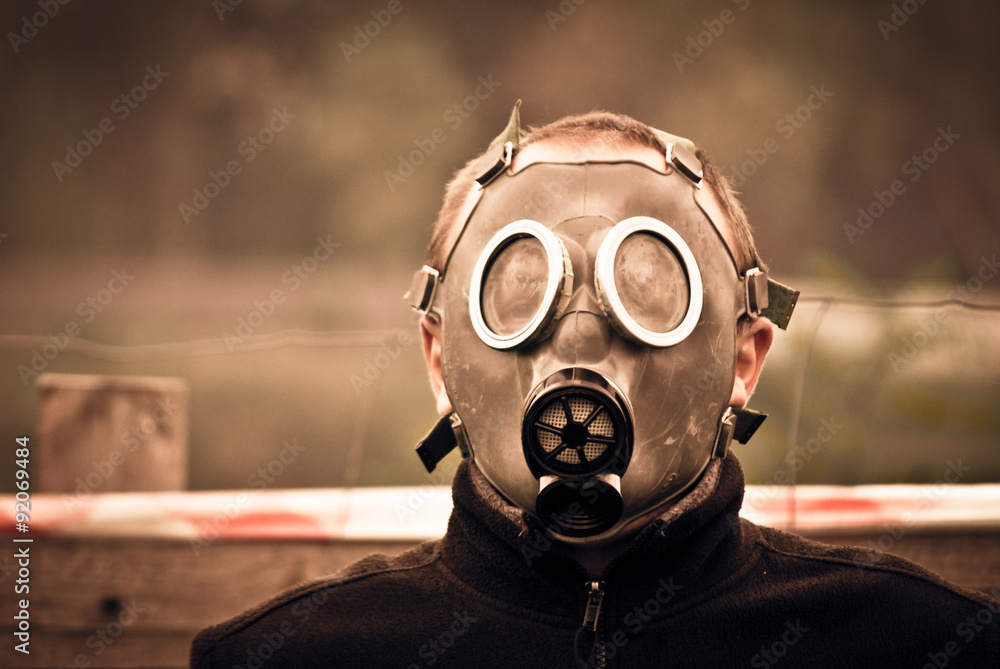 Człowiek w masce gazowej - obrazy, fototapety, plakaty 