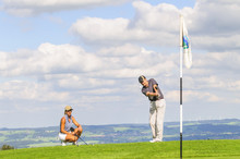 Zwei Golfer Beim Spiel Zum Grün