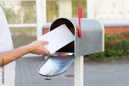 Fotografía Person Putting Letters In Mailbox