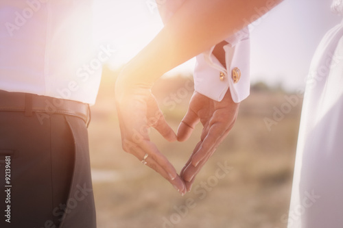 Fotografía La novia y el novio sosteniendo las manos