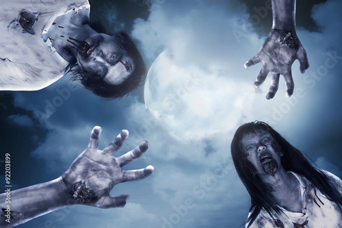 Zdjęcie XXL Dwa przerażające zombie w tle pełni księżyca