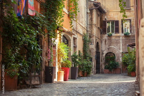 Fototapeta włoska uliczka  rzymska-uliczka-we-wloskiej-stolicy