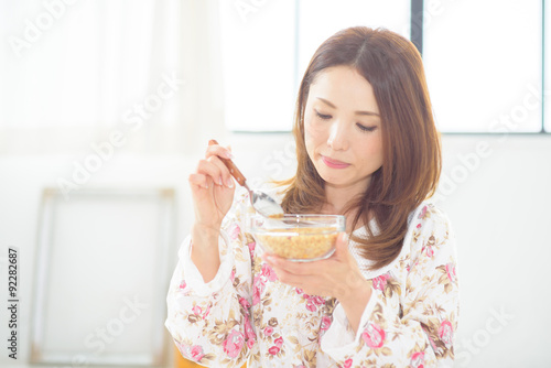 朝食中の綺麗な40代日本人女性 Stock 写真 Adobe Stock