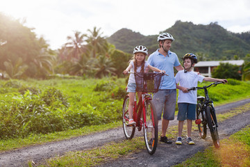 Canvas Print - Family on bike ride