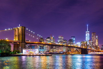 Fototapete - Beautiful  New York City view of the Brooklyn Bridge looking towards Manhattan at night
