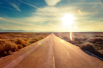 Wall Mural - concepto de viaje en coche y aventuras.paisaje y atardecer.carreteras del mundo hacia el destino