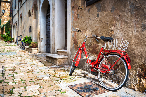 Obraz w ramie Abandoned bike on the Italian street in the old Tuscany