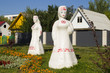 © dzmitry_2014 - Фигуры женщин из гипса в национальных костюмах