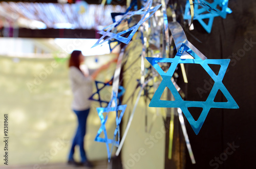Cuadros en Lienzo Jewish woman decorating here family Sukkah