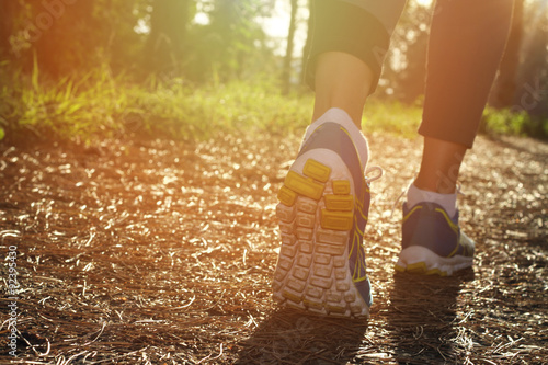 Fotomural Athlete runner feet running in nature, closeup on shoe