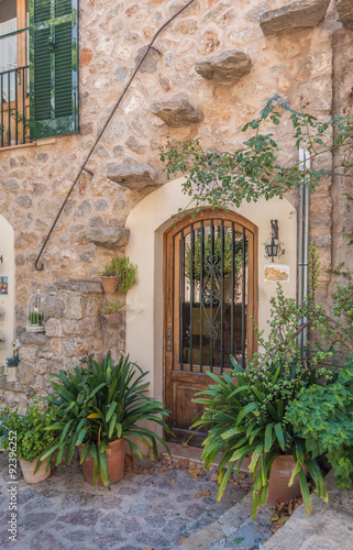 Naklejka na drzwi Geschmückte Häuserfront, Valldemossa, Mallorca