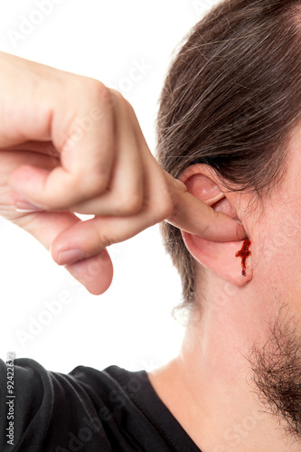 Nahaufnahme Mann hält Finger in sein Ohr, Blut fließt aus dem Stock Photo |  Adobe Stock