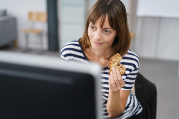 Canvas Print - frau isst ein brot in der pause