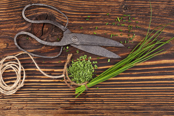 Canvas Print - Fresh and dry chives on wooden table.