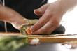 Zawijanie sushi. Zwijanie rolek sushi w bambusowej macie, etapy tworzenia.