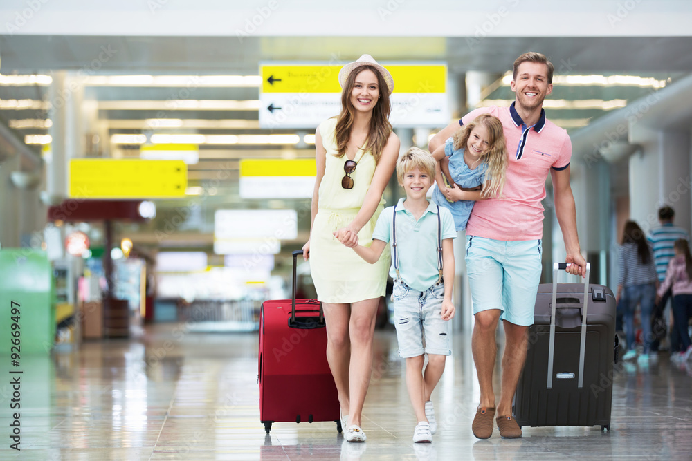 Family in the airport - obrazy, fototapety, plakaty 