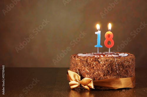 Photographie Gâteau au chocolat d'anniversaire avec des bougies allumées comme un certain