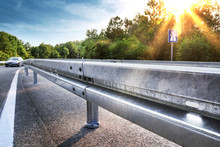 Neue Leitplanke An Autobahnabfahrt – Sicherheit Schutzplanke Leitschiene Straße – Crash Barrier