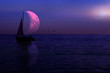 Łódka z żaglem księżyca na jeziorze nocą.