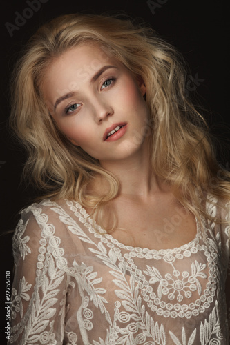 Studio portrait of a beautiful young blond woman Fototapet